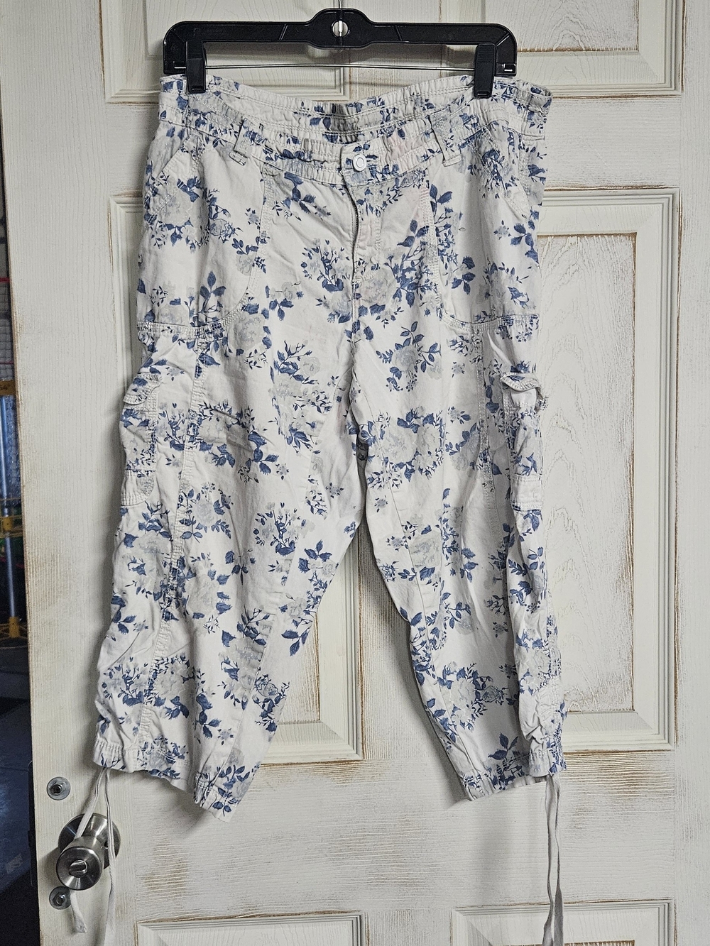 Faded Glory White Capris with Blue Floral Print